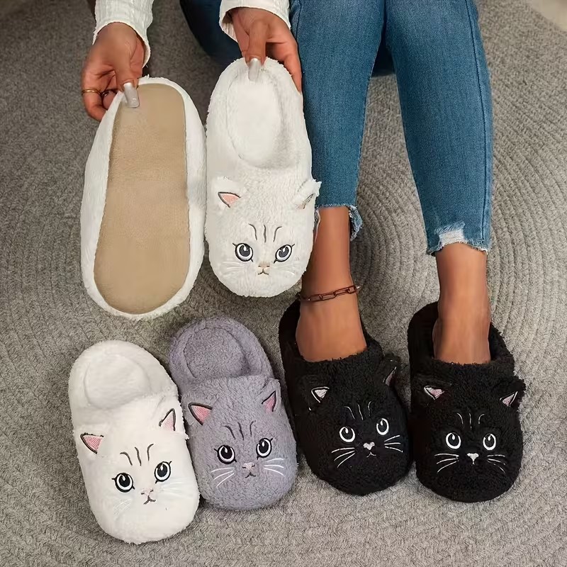 Cozy Unisex Plush Slippers wit - огляд і ціна Embroidery Garments