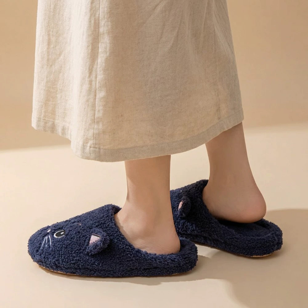 Cozy Unisex Plush Slippers wit - огляд і ціна Embroidery Garments